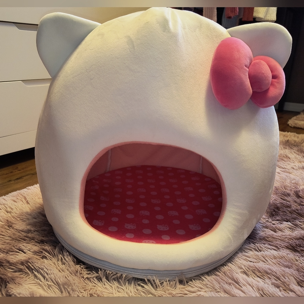 SOLD-Jazwares Hello Kitty Pet Bed.